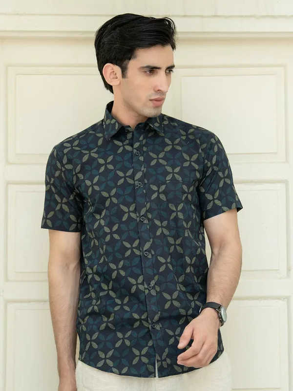 Men's_Pure_Cotton_Blue_Abstract_Printed_Half_Sleeve_Slim_Fit_Shirt_-_Doriyan