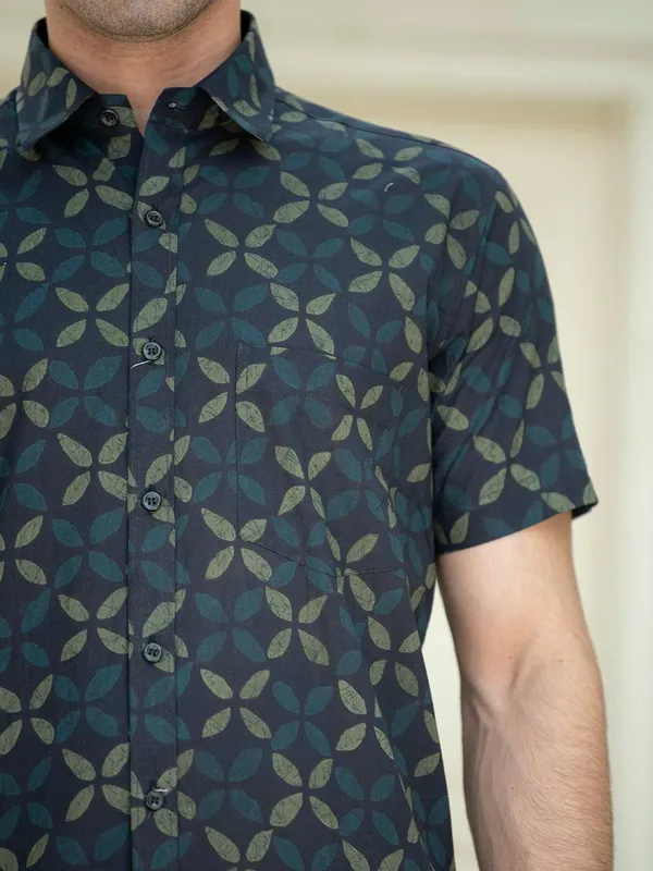 Men's_Pure_Cotton_Blue_Abstract_Printed_Half_Sleeve_Slim_Fit_Shirt_-_Doriyan