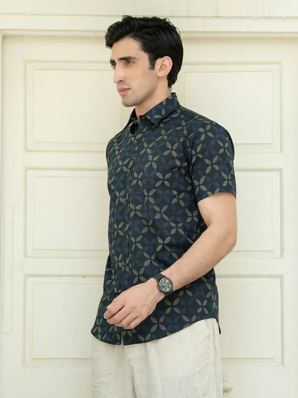 Men's_Pure_Cotton_Blue_Abstract_Printed_Half_Sleeve_Slim_Fit_Shirt_-_Doriyan