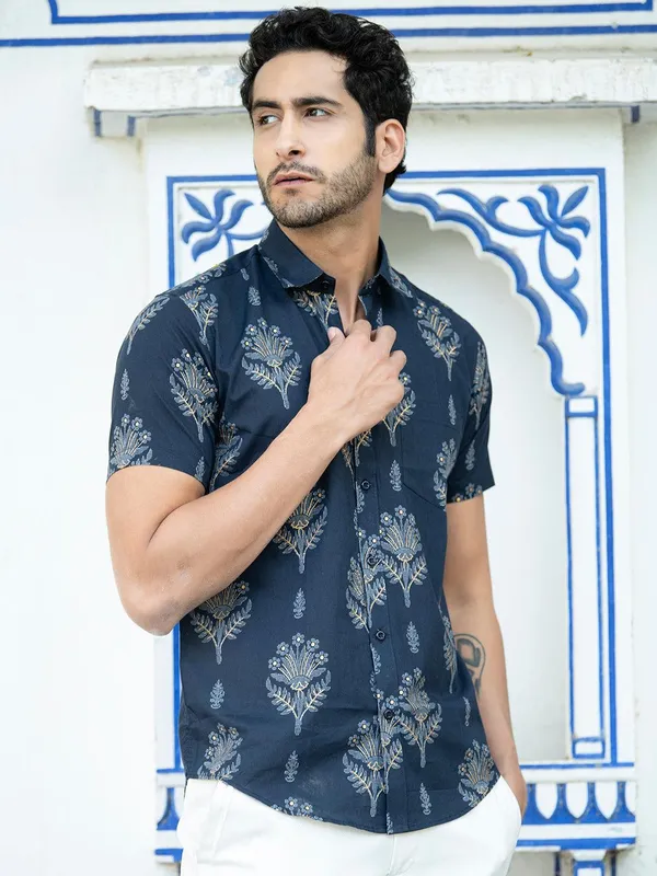 Men's_Pure_Cotton_Blue_Floral_Printed_Half_Sleeve_Slim_Fit_Shirt_-_Doriyan