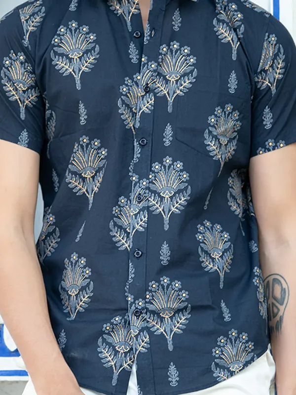 Men's_Pure_Cotton_Blue_Floral_Printed_Half_Sleeve_Slim_Fit_Shirt_-_Doriyan