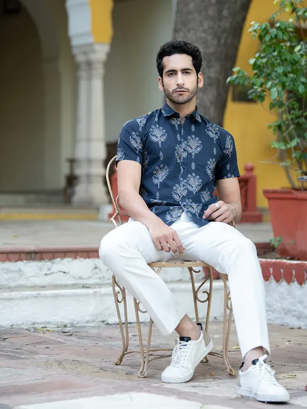 Men's_Pure_Cotton_Blue_Floral_Printed_Half_Sleeve_Slim_Fit_Shirt_-_Doriyan