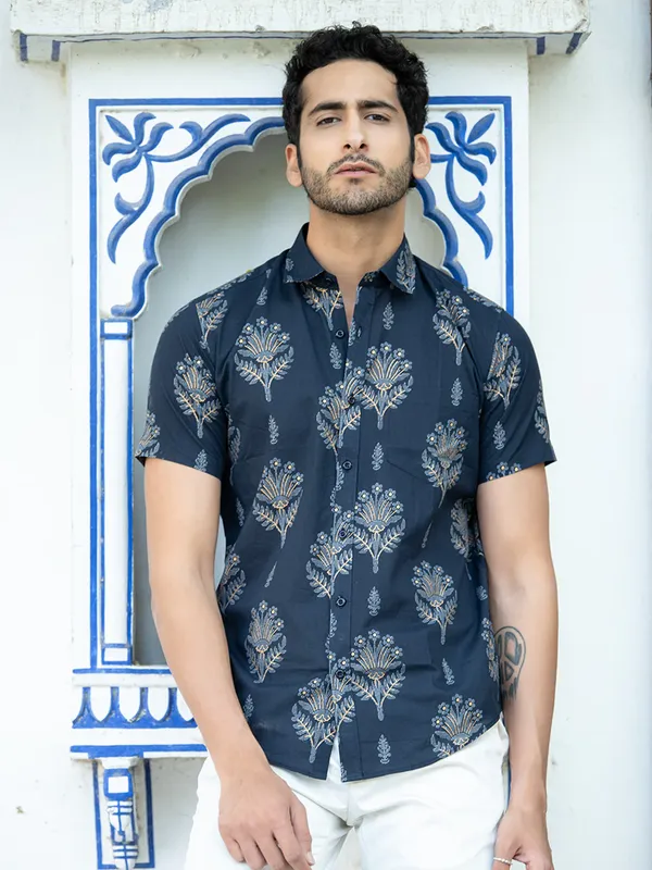 Men's_Pure_Cotton_Blue_Floral_Printed_Half_Sleeve_Slim_Fit_Shirt_-_Doriyan