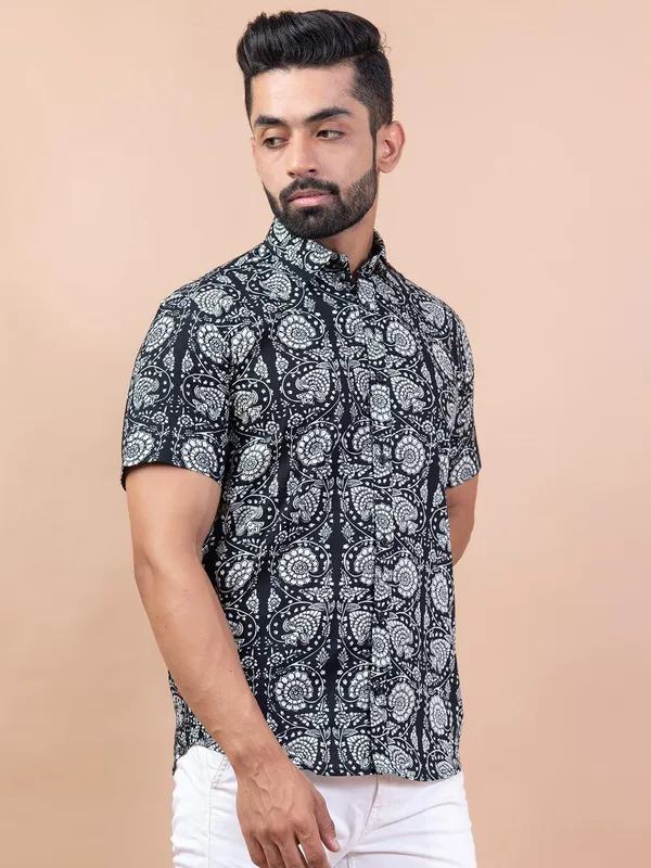 Men's_Pure_Cotton_Black_Floral_Printed_Half_Sleeve_Slim_Fit_Shirt_-_Doriyan