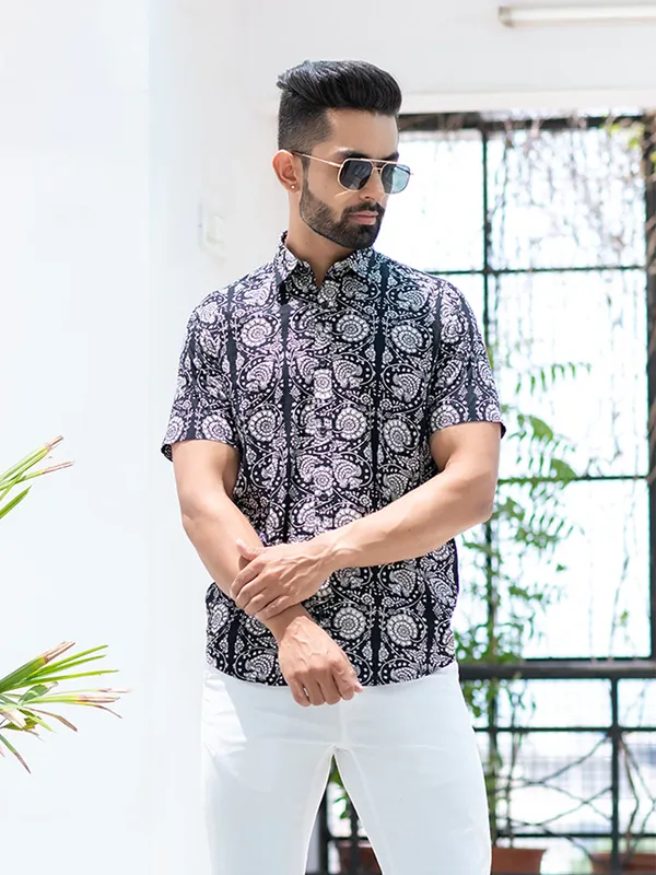 Men's_Pure_Cotton_Black_Floral_Printed_Half_Sleeve_Slim_Fit_Shirt_-_Doriyan