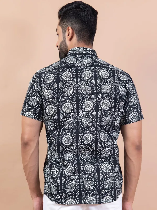 Men's_Pure_Cotton_Black_Floral_Printed_Half_Sleeve_Slim_Fit_Shirt_-_Doriyan