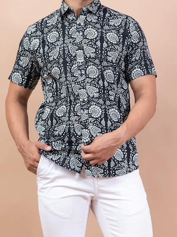 Men's_Pure_Cotton_Black_Floral_Printed_Half_Sleeve_Slim_Fit_Shirt_-_Doriyan