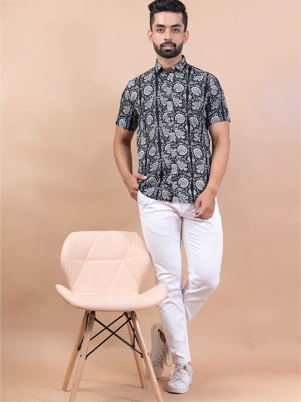Men's_Pure_Cotton_Black_Floral_Printed_Half_Sleeve_Slim_Fit_Shirt_-_Doriyan