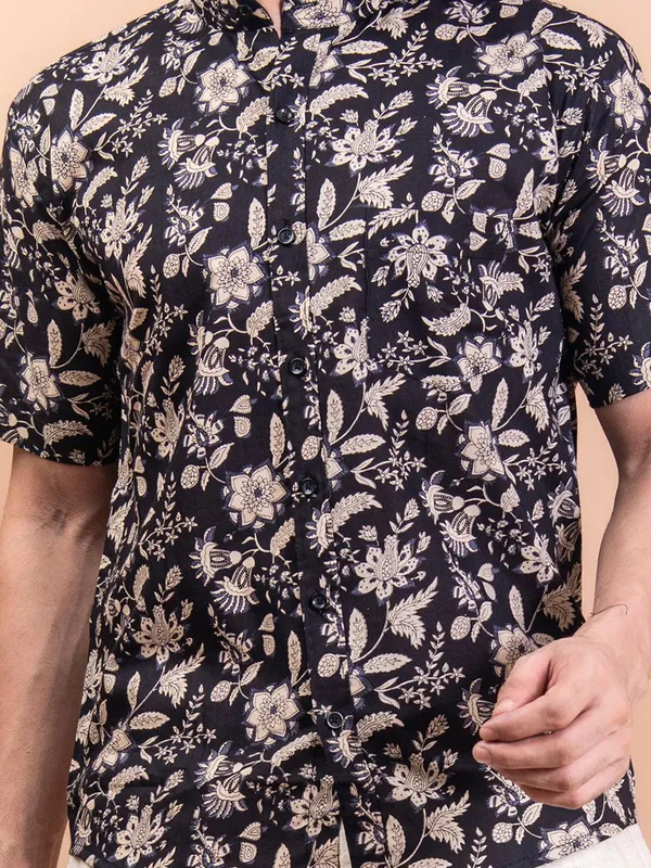 Men's_Floral_Printed_Half_Sleeve_Spread_Collar_Ethnic_Motifs_Black_Slim_Fit_Shirt_-_Doriyan