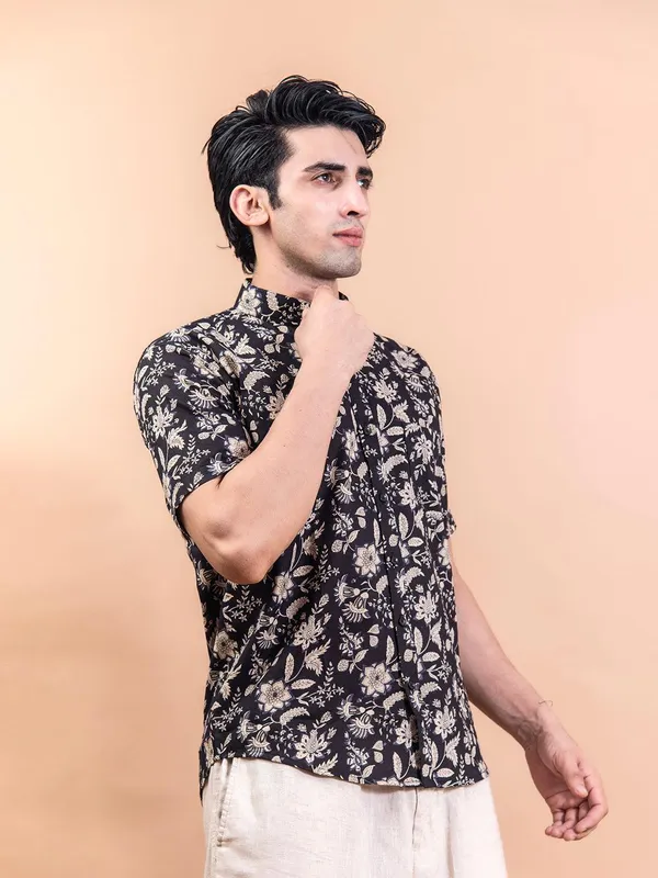 Men's_Floral_Printed_Half_Sleeve_Spread_Collar_Ethnic_Motifs_Black_Slim_Fit_Shirt_-_Doriyan