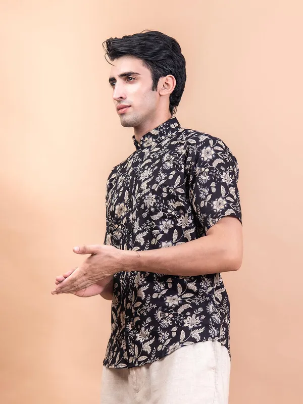 Men's_Floral_Printed_Half_Sleeve_Spread_Collar_Ethnic_Motifs_Black_Slim_Fit_Shirt_-_Doriyan