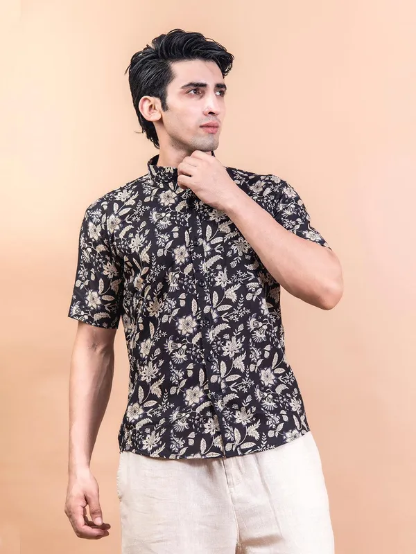 Men's_Floral_Printed_Half_Sleeve_Spread_Collar_Ethnic_Motifs_Black_Slim_Fit_Shirt_-_Doriyan