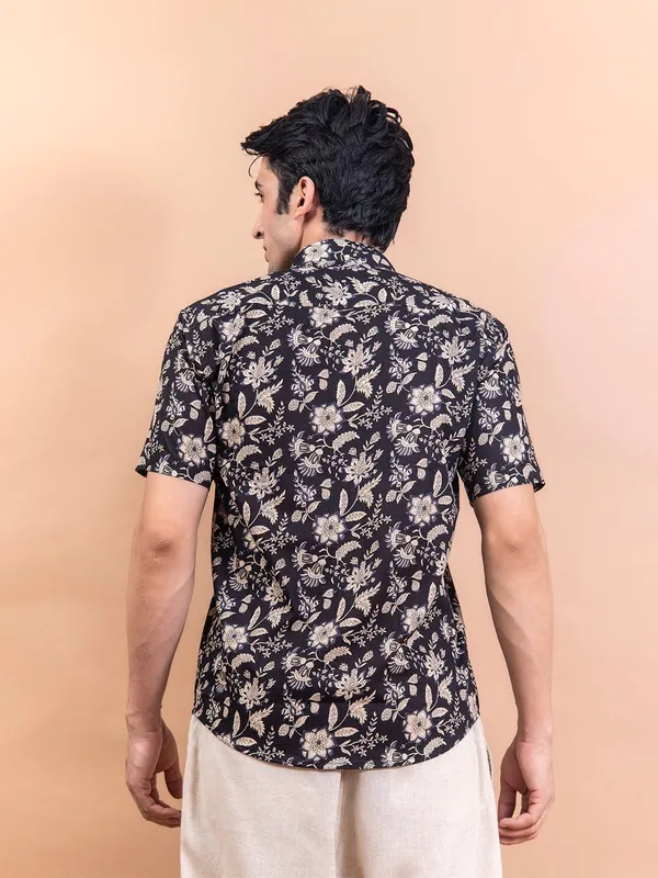 Men's_Floral_Printed_Half_Sleeve_Spread_Collar_Ethnic_Motifs_Black_Slim_Fit_Shirt_-_Doriyan