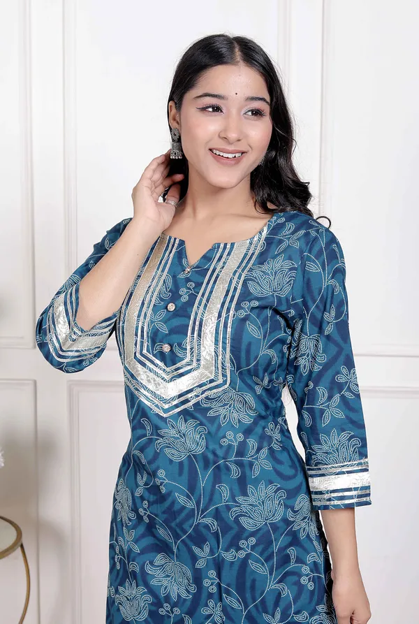 Doriyan_women's_Cotton_Floral_Printed_V-Neck_Kurta_with_Flared_Palazzo