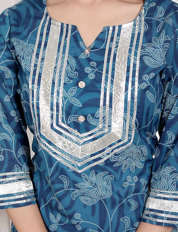 Doriyan_women's_Cotton_Floral_Printed_V-Neck_Kurta_with_Flared_Palazzo