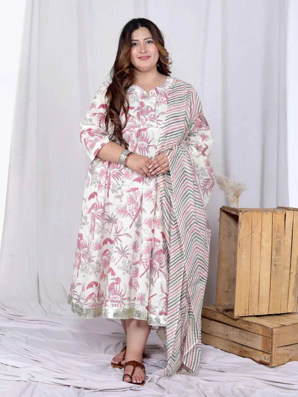 Doriyan_Womens_Plus_Size_Light_Pink_Floral_Printed_and_Anarkali_Kurta_with_Dupatta
