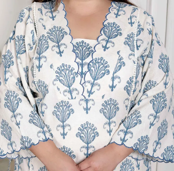 Doriyan_Womens_Plus_Size_Off_White_Floral_Printed_Cotton_Flex_Kurta_with_Pant
