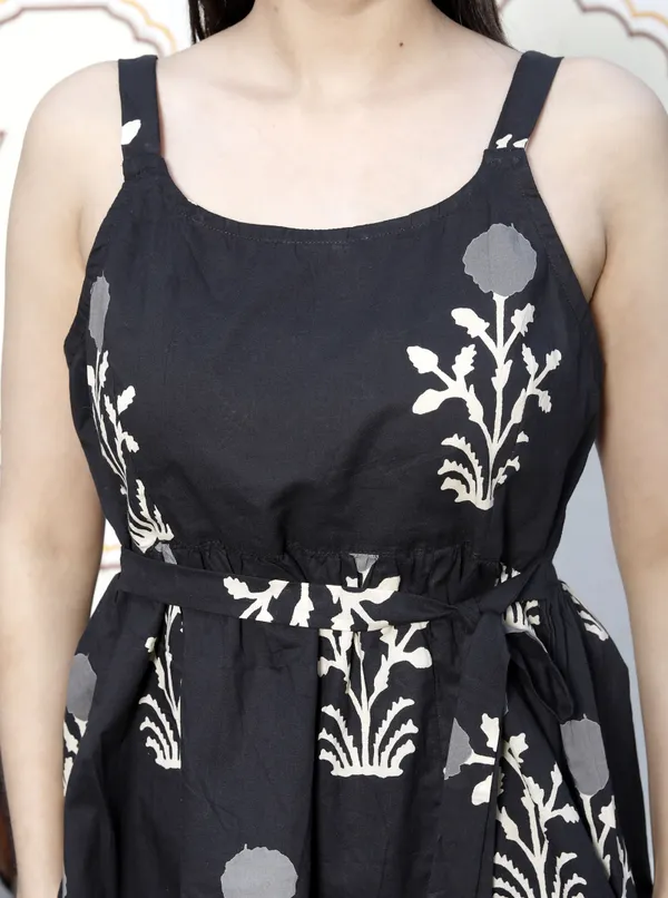 Doriyan_Womens_Pure_Cotton_Black_Floral_Printed_Round_Neck_Peplum_Noodle_Straps_Top
