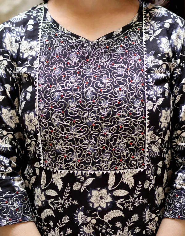 Women's_Embroidered_Kurta_In_Sweet-Heart_Neck_With_Black_Straight_Palazzo_-_Doriyan