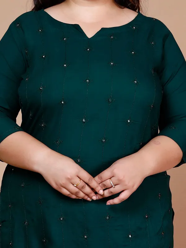 Women'S_Plus_Size_Green_Embroidered_Straight_Kurti_-_Doriyan