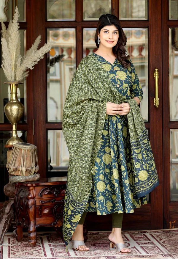 Women's_Green_Pure_Cotton_Printed_Anarkali_Kurta_With_Gold_Print_Dupatta_-_Doriyan