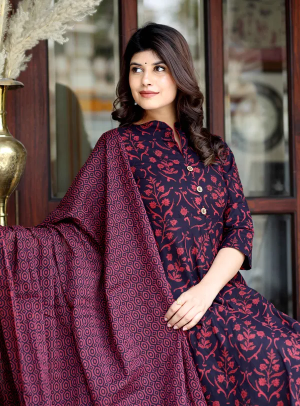 Women's_Maroon_Pure_Floral_Printed_Anarkali_Kurta_With_Gold_Print_Dupatta_-_Doriyan