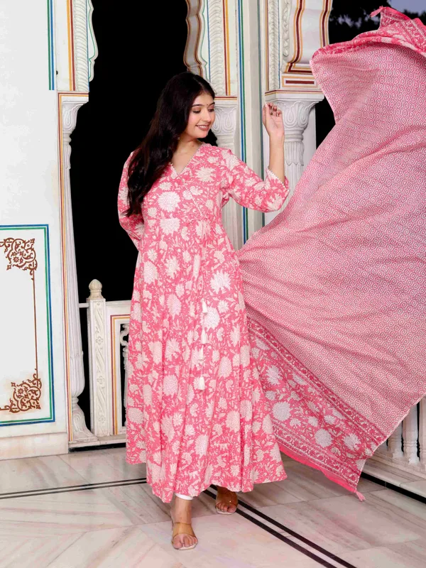 Women's_Pink_Cotton_Floral_Print_Anarkali_Kurta_With_Dupatta_-_Doriyan