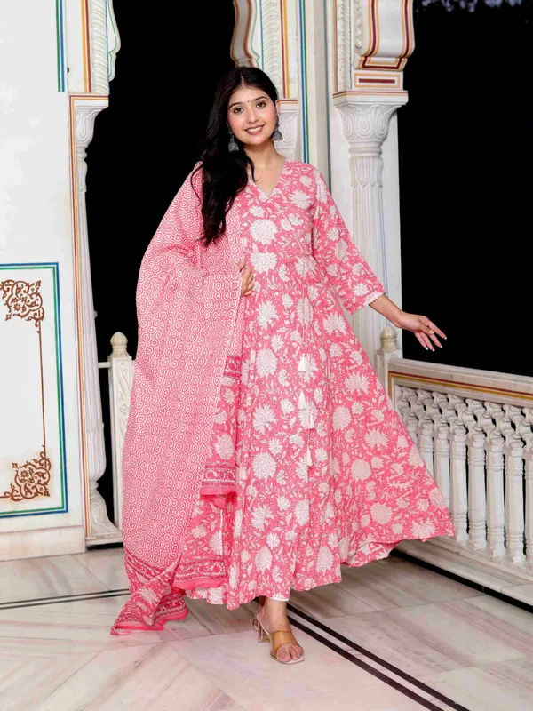 Women's_Pink_Cotton_Floral_Print_Anarkali_Kurta_With_Dupatta_-_Doriyan