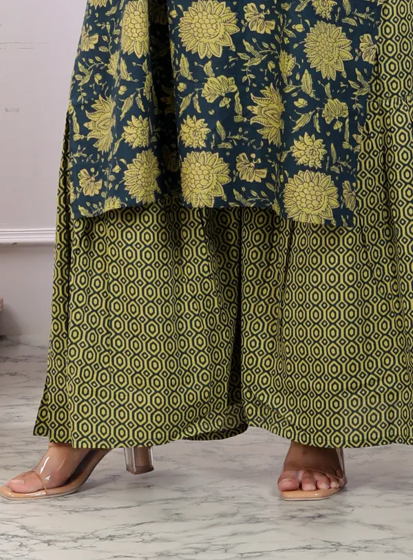 Women's_Plus_Size_Green_Cotton_Floral_Printed_Kurta_With_Sharara_-_Doriyan