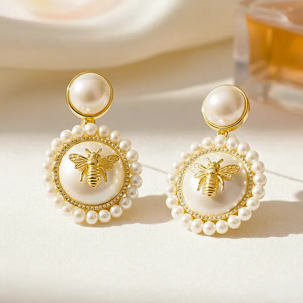 Luxe_Golden_Bee_Pearl_Drops