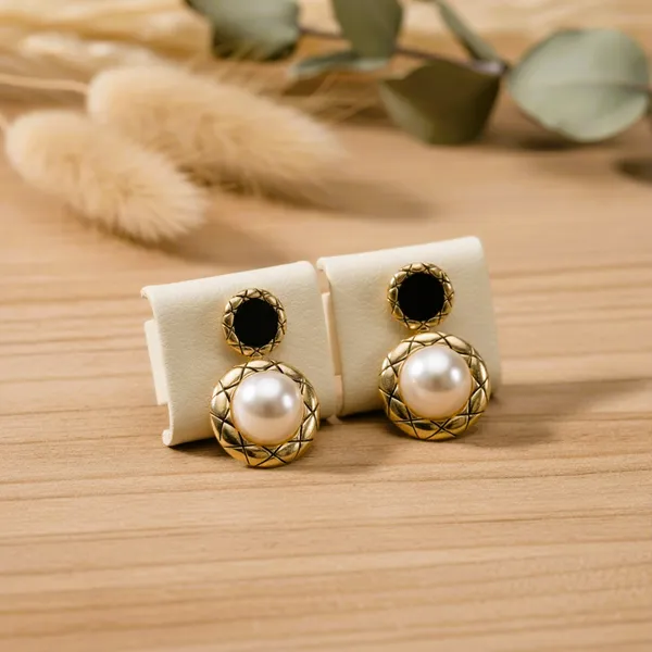 Gold_Classic_Gold_Grid_Pearl_Studs_For_Women