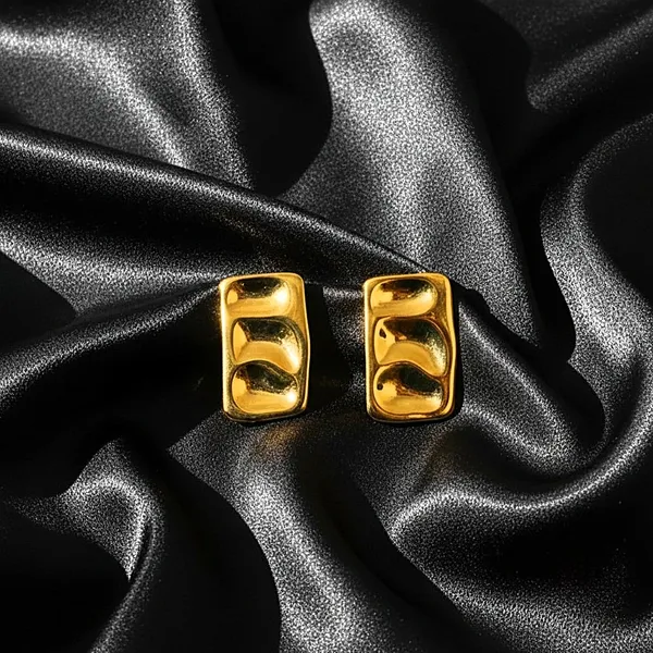 Gilded_Mould_Studs
