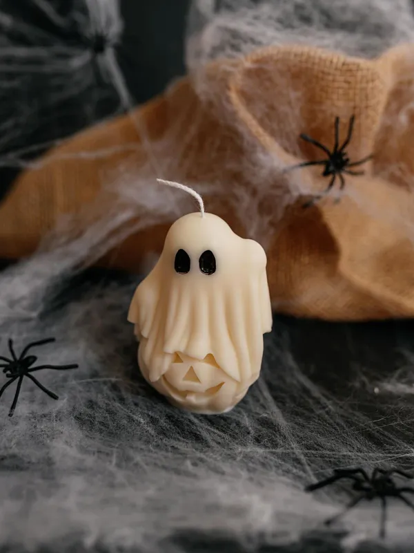 Ghost_on_pumpkin