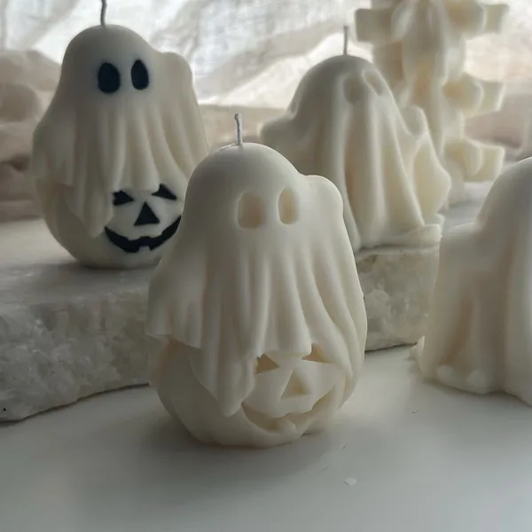 Ghost_on_pumpkin