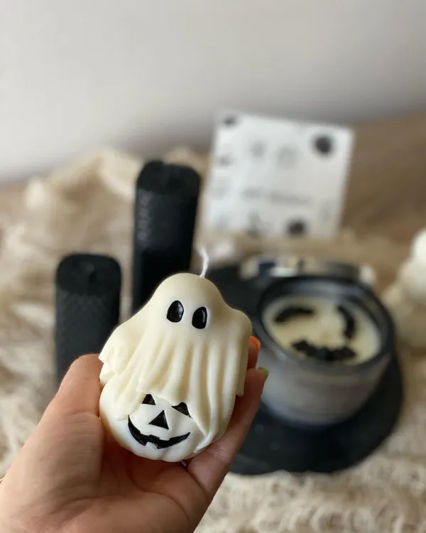 Ghost_on_pumpkin