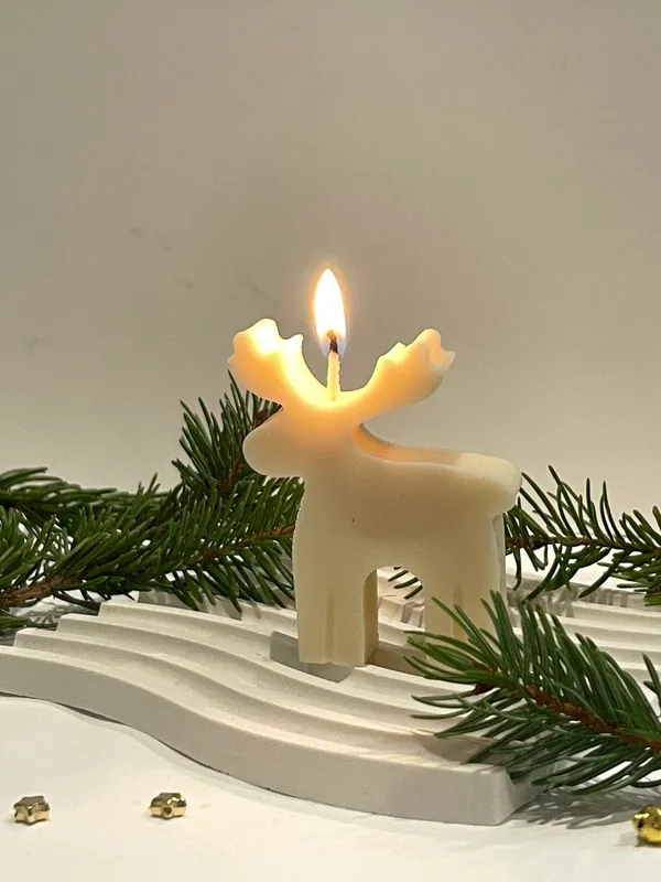 Minimalist_Reindeer_Decorative_Candle