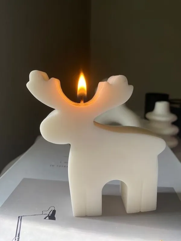 Minimalist_Reindeer_Decorative_Candle