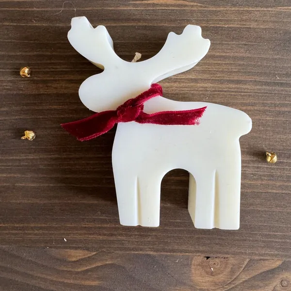 Minimalist_Reindeer_Decorative_Candle
