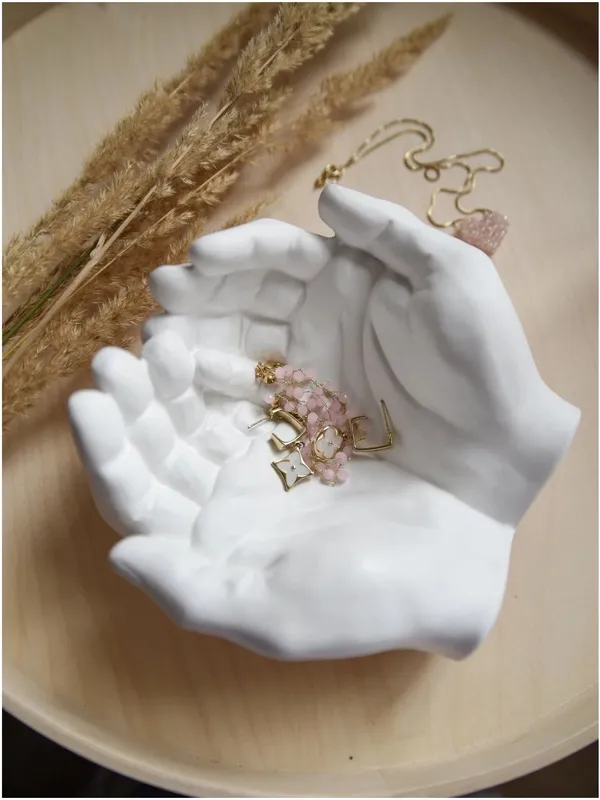 Sculpted_Hand_Catch-All