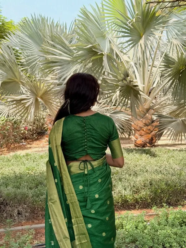 Beleaguer_Green_Soft_Silk_Saree_With_Beautiful_Blouse_Piece