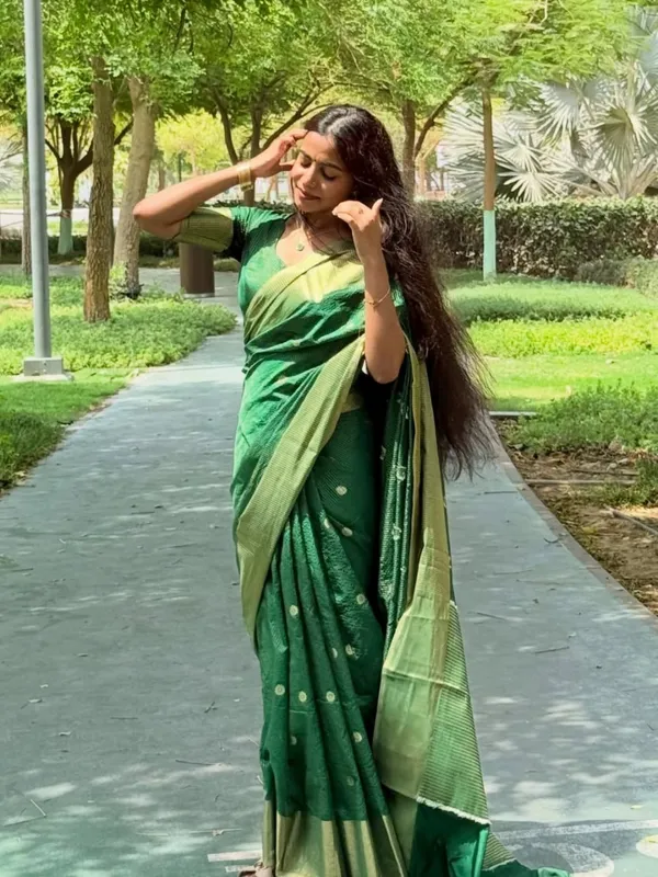 Beleaguer_Green_Soft_Silk_Saree_With_Beautiful_Blouse_Piece