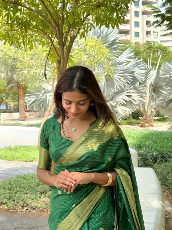 Beleaguer_Green_Soft_Silk_Saree_With_Beautiful_Blouse_Piece