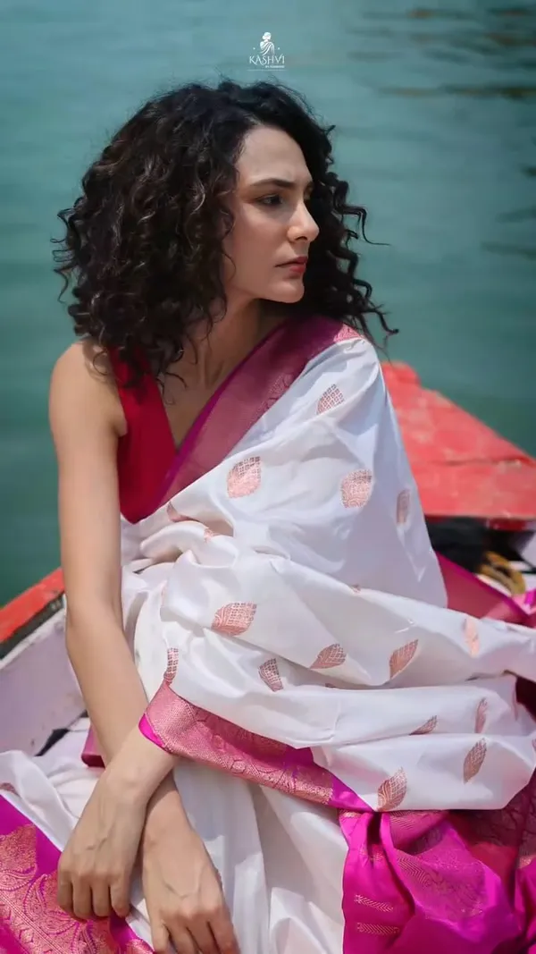 Effulgent_Off_White_Soft_Silk_Saree_With_Nectarous_Blouse_Piece