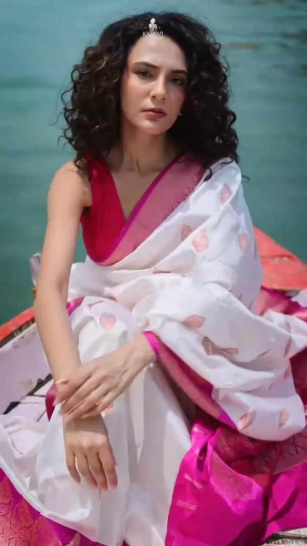 Effulgent_Off_White_Soft_Silk_Saree_With_Nectarous_Blouse_Piece