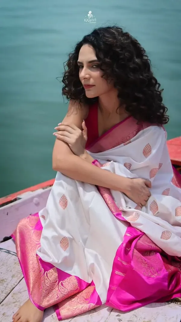 Effulgent_Off_White_Soft_Silk_Saree_With_Nectarous_Blouse_Piece