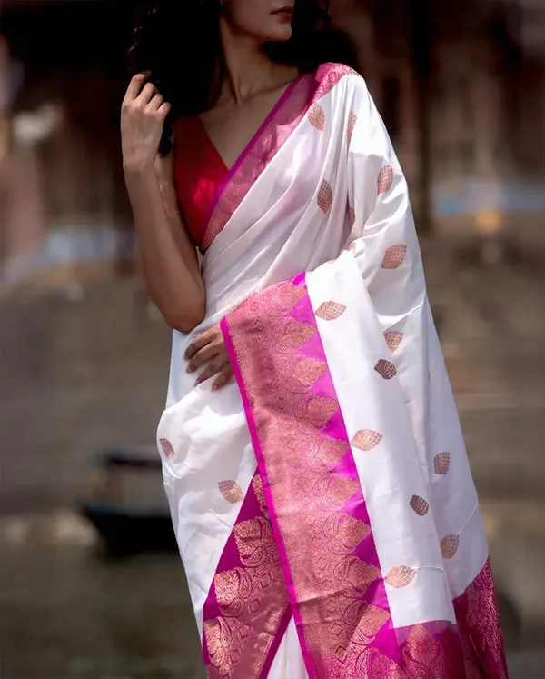 Effulgent_Off_White_Soft_Silk_Saree_With_Nectarous_Blouse_Piece