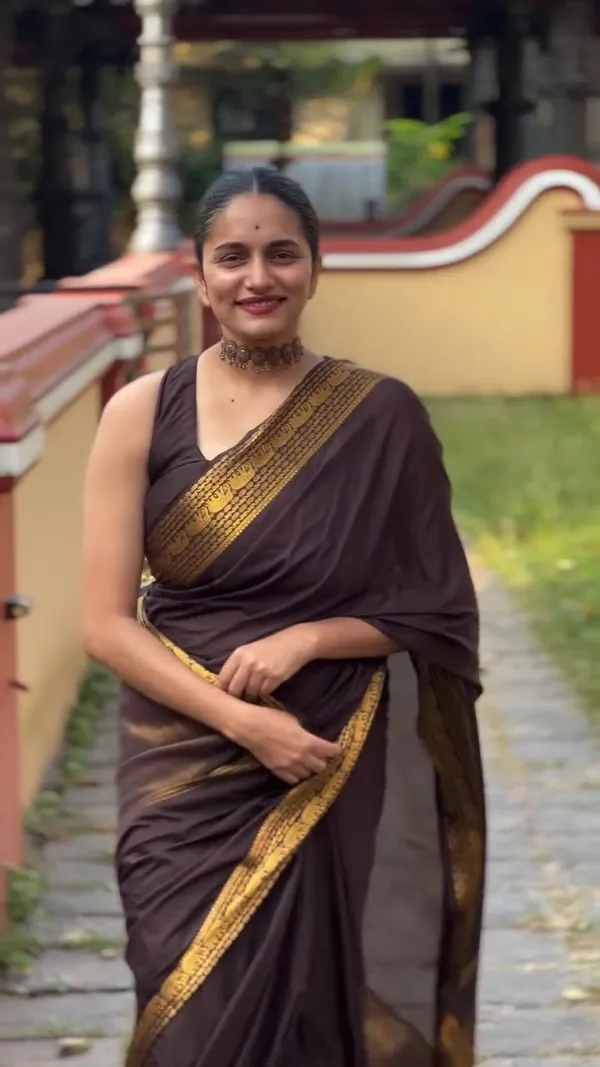 Evocative_Brown_Pure_Zari_Weaving_Banarasi_Silk_Saree_With_Verdant_Blouse_Piece