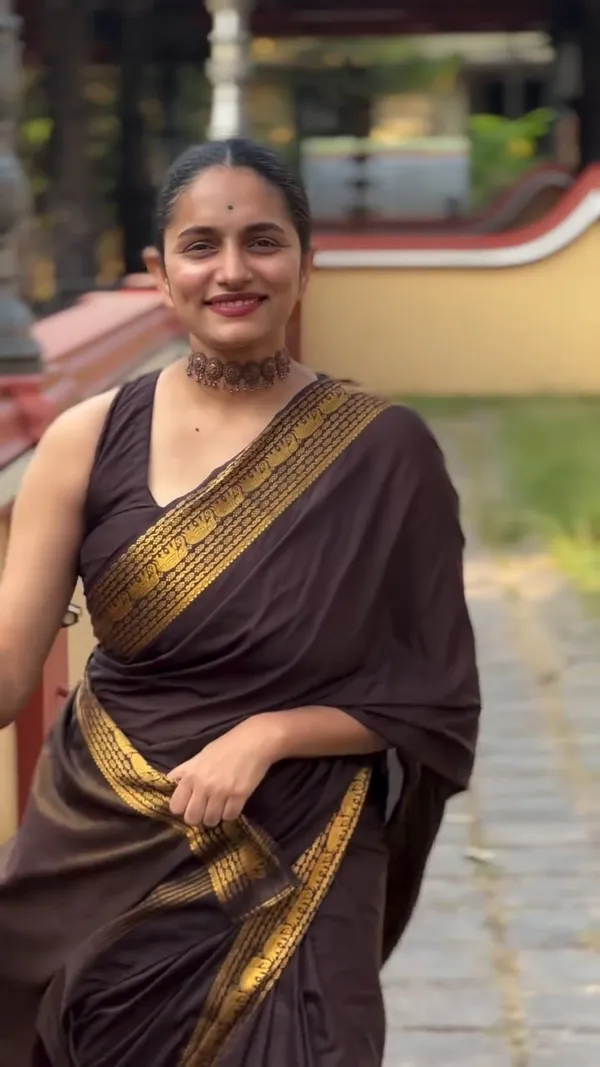 Evocative_Brown_Pure_Zari_Weaving_Banarasi_Silk_Saree_With_Verdant_Blouse_Piece