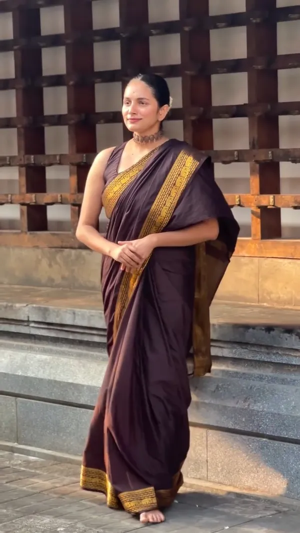Evocative_Brown_Pure_Zari_Weaving_Banarasi_Silk_Saree_With_Verdant_Blouse_Piece