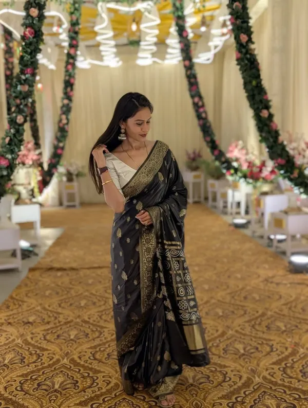 Prettiest_Black_Soft_Silk_Saree_With_Tantalizing_Blouse_Piece